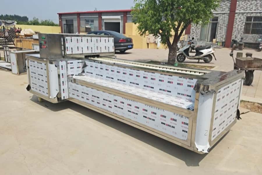 Track-type semi-automatic apricot pitting machine